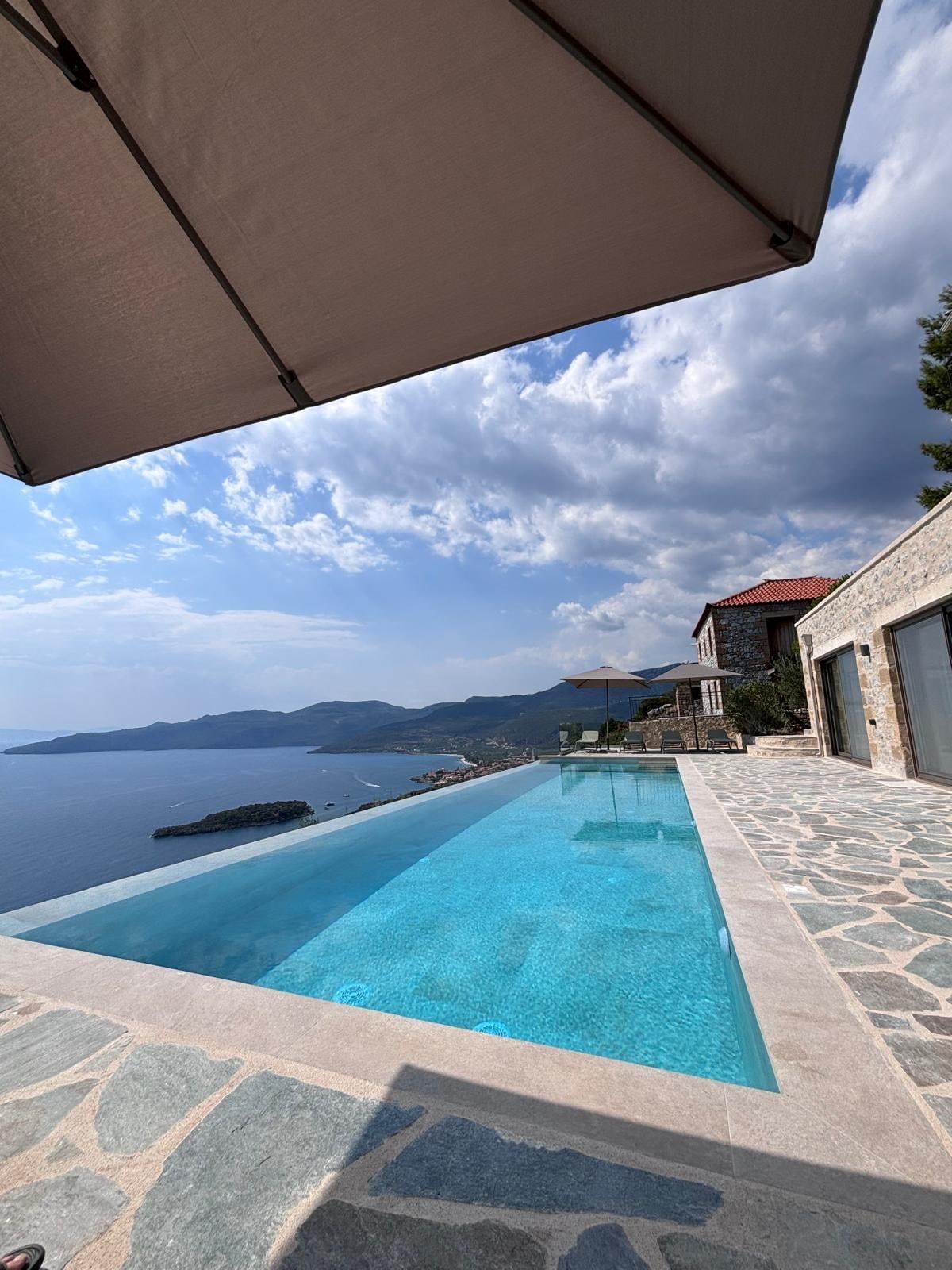 The pool, the terrace and the house on a clear morning.